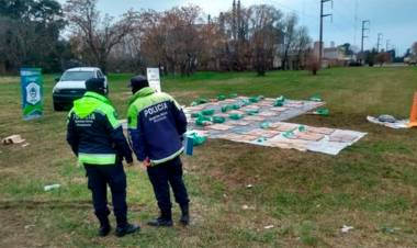 UNA CAMIONETA QUE VOLCÓ TRAS ESQUIVAR UN CONTROL Y DESCUBREN QUE TRANSPORTABA MÁS DE 600 KILOS DE DROGA