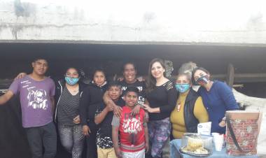 VIVIR DEBAJO DE UN PUENTE EN TIEMPOS DE PANDEMIA Y FRÍO: YAMILA Y SUS HIJOS NECESITAN DE NUESTRA SOLIDARIDAD PARA VOLVER A EMPEZAR