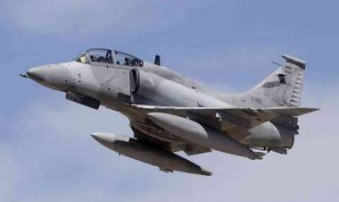 UN PILOTO DE LA V BRIGADA AÉREA MURIÓ TRAS EYECTARSE DE UN AVIÓN A-4AR QUE SE ESTRELLÓ EN VILLA VALERIA