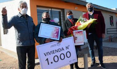 EN ÉPOCA DE PANDEMIA, EL GOBERNADOR DE LA PROVINCIA DE SAN LUIS ENTREGÓ LA VIVIENDA 1.000 DEL AÑO