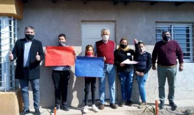 UN MARTES INOLVIDABLE PARA VEINTE FAMILIAS DE LA TOMA, EN UN CLIMA DE PURA EMOCIÓN RECIBIERON SU VIVIENDA
