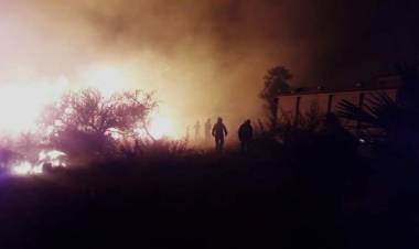 SAN LUIS: EL INCENDIO DEL MORRO SE INTENSIFICA Y CONTROLAN UN FOCO EN LA FLORIDA