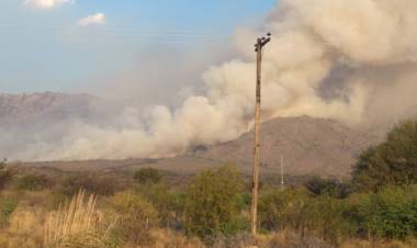 EN SAN LUIS BOMBEROS Y BRIGADISTAS INTENSIFICARON LOS TRABAJOS: EL FUEGO AVANZÓ POR LA LADERA DE LAS SIERRAS CENTRALES