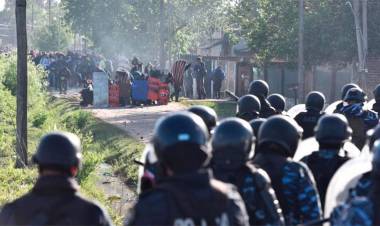 TRAS HORAS DE TENSIÓN LA POLICÍA BONAERENSE DESALOJÓ LA TOMA DE GUERNICA, HUBO INCIDENTES Y AL MENOS 30 DETENIDOS