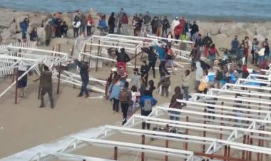 UNOS 250 MANIFESTANTES EN MAR DEL PLATA HUBO UNA VIOLENTA PROTESTA POR LA PLAYA PÚBLICA, DESTROZARON BALNEARIO