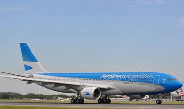 "SÓLO DEBEN COMUNICARSE CON AEROLÍNEAS ARGENTINAS QUIENES HAYAN TENIDO MODIFICACIONES EN SU VUELO"