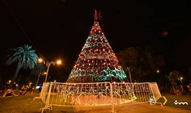 EN VILLA MERCEDES SE ENCENDIÓ ESTE LUNES EL TRADICIONAL ÁRBOL NAVIDEÑO