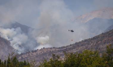 RÍO NEGRO: "HAY FOCOS DEL INCENDIO CONTENIDOS, PERO NO CONTROLADOS" EN EL BOLSÓN