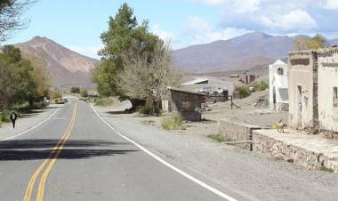 UN MAESTRO ENTREGA CARTILLAS Y RECORRE LOS CERROS SALTEÑOS PARA QUE SUS ALUMNOS PUEDAN ESTUDIAR