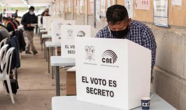 EN CERRADO DUELO ENTRE EL CORREÍSMO Y LA DERECHA, ECUADOR ELIGE PRESIDENTE