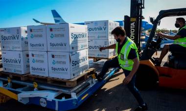 ARRIBÓ ESTE VIERNES A EZEIZA UN NUEVO VUELO DE AEROLÍNEAS CON 765.545 MIL DOSIS DE LA SPUTNIK V DESDE MOSCÚ