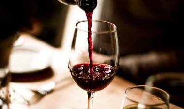 UN TRABAJO DE INVESTIGACIÓN REALIZADO EN UNA UNIVERSIDAD ARGENTINA PRUEBA QUE UNA COPA DE VINO PUEDE DISMINUIR EL COLESTEROL TOTAL