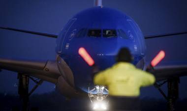 EN LA MADRUGADA DE ESTE DOMINGO PARTIÓ UN NUEVO VUELO RUMBO A MOSCÚ PARA TRAER MÁS VACUNAS