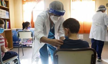 ACOMPAÑADOS POR SUS PADRES, MILES DE NIÑOS RECIBIERON SU PRIMERA VACUNA CONTRA EL CORONAVIRUS