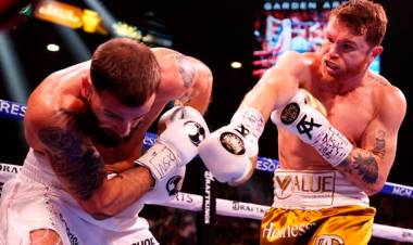 SAÚL CANELO ÁLVAREZ NOQUEÓ A CALEB PLANT E HIZO HISTORIA UNIFICANDO LOS CUATRO TÍTULOS SUPERMEDIANO