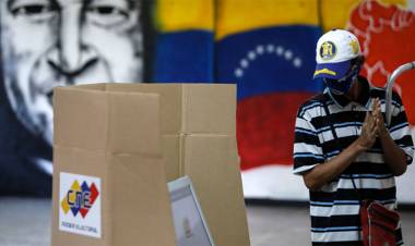 ELECCIONES: VENEZOLANOS CONCURREN A VOTAR PARA ELEGIR GOBERNADORES Y ALCALDES