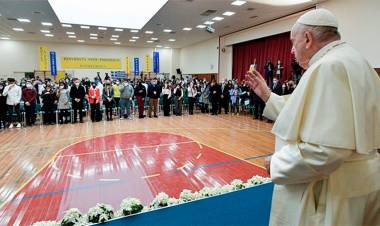 ANTE JÓVENES GRIEGOS, EL PAPA FRANCISCO CRITICÓ EL "MUNDO VIRTUAL LLENO DE APARIENCIAS" DE LAS REDES SOCIALES