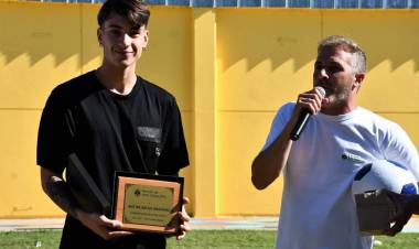 DE MAR CHIQUITA A ITALIA Y A LA SELECCIÓN ARGENTINA: EL FUTBOLISTA MATÍAS SOULÉ FUE RECONOCIDO COMO EMBAJADOR DEPORTIVO DEL PARTIDO DE MAR CHIQUITA