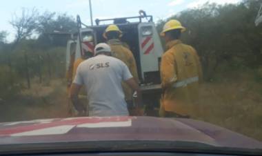 EN SAN LUIS COMBATEN UN INCENDIO FORESTAL EN INMEDIACIONES DE TORO NEGRO