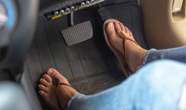 EXPERTOS EN SEGURIDAD VIAL ADVIRTIERON SOBRE LA "PELIGROSIDAD" DE CONDUCIR EN OJOTAS O SANDALIAS