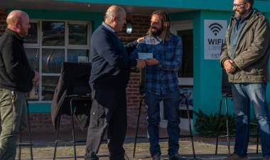 MAR CHIQUITA NO SE DETIENE: EL INTENDENTE JORGE PAREDI OTORGÓ UN SUBSIDIO A LA ASOCIACIÓN DE FORMENTO LOCAL