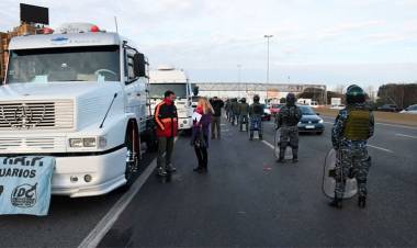 TRANSPORTISTAS INICIARON MEDIDA DE FUERZA Y SE MOVILIZAN EN DISTINTOS PUNTOS DEL PAÍS POR LA FALTA DE GASOIL