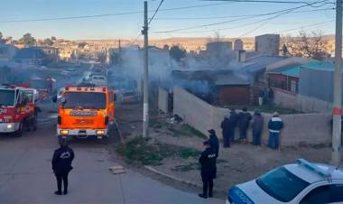 UNA MADRE Y SUS HIJOS DE 2 Y 5 AÑOS MURIERON EN INCENDIO EN SU VIVIENDA EN COMODORO RIVADAVIA
