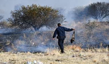 BOMBEROS Y BRIGADISTAS MANTIENEN GUARDIAS DE CENIZAS EN ALGUNOS LUGARES DE SAN LUIS