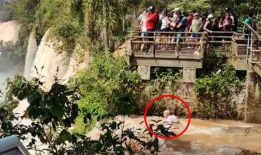 MISIONES: EL GRAN CAUDAL DIFICULTA LA BÚSQUEDA DE TURISTA QUE CAYÓ AL RÍO EN LAS CATARATAS