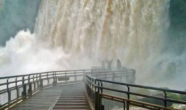 MISIONES: LAS CATARATAS DEL IGUAZÚ AUMENTARON SU CAUDAL DE AGUA 10 VECES, POR LAS LLUVIAS