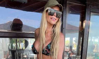 “DOS PERRAS RUBIAS”: EXPRESÓ A LOS 69 AÑOS Y POSÓ EN BIKINI DESDE LA PLAYA 