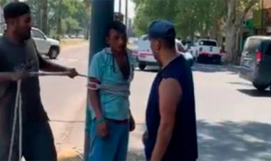 VIDEO DE LO OCURRIDO EN ROSARIO: ALBAÑILES ATARON UN LADRÓN A UN POSTE HASTA QUE LLEGARA LA POLICÍA