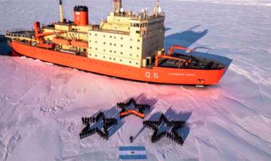 CAMPEONES DEL MUNDO: TRIPULANTES DEL ROMPEHIELOS IRÍZAR HOMENAJEARON A LA SELECCIÓN EN LA ANTÁRTIDA