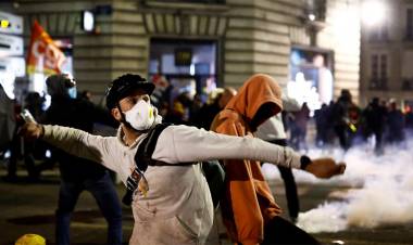MÁS DE 200 DETENIDOS EN FRANCIA: EL GOBIERNO DECRETÓ LA REFORMA JUBILATORIA Y DESATÓ FUERTES PROTESTAS