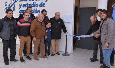 PARTIDO DE MAR CHIQUITA: EL OBISPO MESTRE Y EL INTENDENTE JORGE PAREDI INAUGURARON LA SALA DE ENSAYO Y ESTUDIO DE GRABACIÓN 