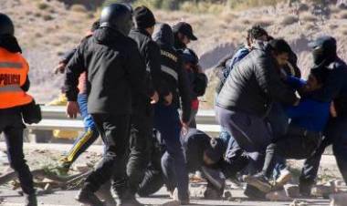 JUJUY: PARO NACIONAL DE ESTATALES EN RECLAMO DEL "CESE DE LA REPRESIÓN POLICIAL", UN MENOR PERDIÓ UN OJO POR UNA BALA DE GOMA