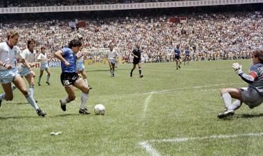 SE CUMPLEN, EN EL DÍA DEL FUTBOLISTA ARGENTINO, 37 AÑOS DEL GOL DE MARADONA A INGLATERRA
