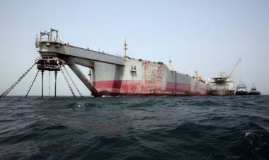 YEMEN: EXTRAEN PETRÓLEO DE UN BUQUE VARADO Y DETERIORADO PARA EVITAR DERRAME EN EL MAR ROJO