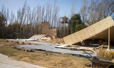 DESTROZOS, CORTES DE ENERGÍA Y UN CAMIÓN TUMBADO EN COMODORO RIVADAVIA 