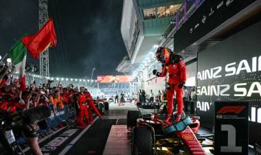 FÓRMULA 1: SAINZ CONQUISTA EL GP DE SINGAPUR Y TERMINA CON LA RACHA GANADORA DE VERSTAPPEN