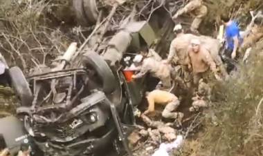 TRAGEDIA EN SAN MARTÍN DE LOS ANDES: UN CAMIÓN DEL EJÉRCITO VOLCÓ Y HAY MUERTOS