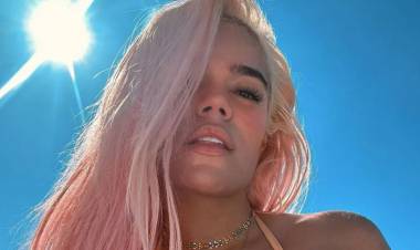 KAROL G DEJÓ BOQUIABIERTOS A TODOS CON UN PRIMER PLANO EN MICROBIKINI