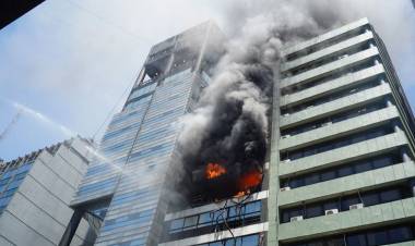UNA MUJER MUERTA Y MÁS 40 PERSONAS HOSPITALIZADAS POR EL INCENDIO EN UN EDIFICIO EN EL BAJO PORTEÑO