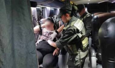 OPERATIVO EN MISIONES: FUE DETENIDA AL INTENTAR INGRESAR AL PAÍS CON 70 CELULARES ADOSADOS AL CUERPO