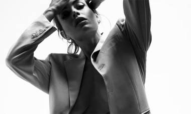 EMILIA ATTIAS REDOBLÓ LA APUESTA: POSÓ SEMIDESNUDO Y AL FILO DE LA CENSURA