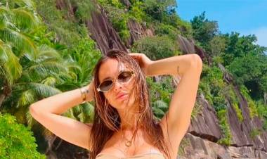 ESPOSA DE TAGLIAFICO, CARO CALVAGNI, POSÓ EN MICROBIKINI COLOR ARENA