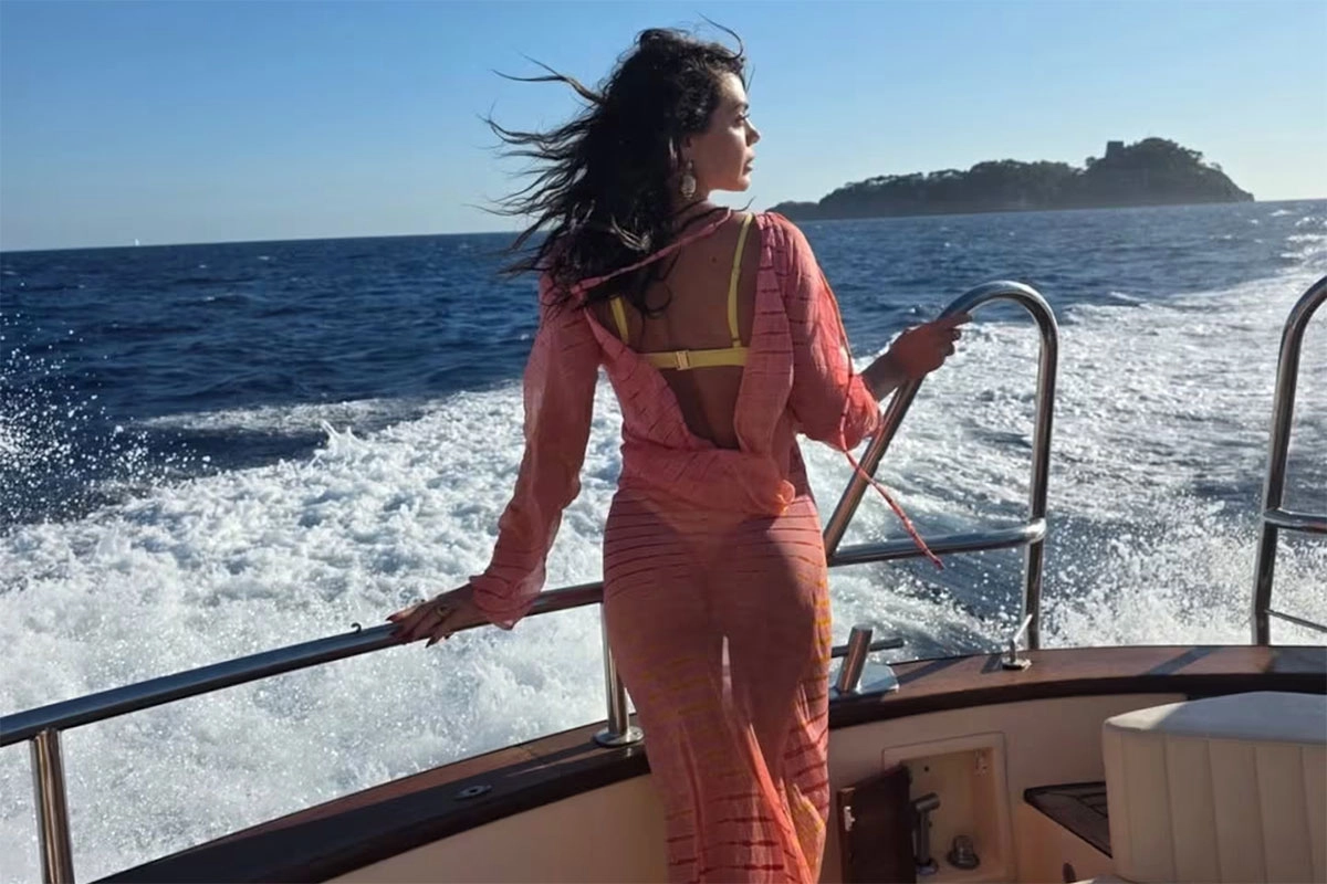 EMILIA ATTIAS DESLUMBRÓ EN ITALIA CON LOOKS AUDACES Y TENDENCIA 2025