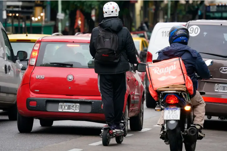 ENTRE RÍOS: GUALEGUAYCHÚ REGULÓ EL USO DE MONOPATINES Y BICICLETAS ELÉCTRICAS CON NUEVAS NORMAS Y SANCIONES