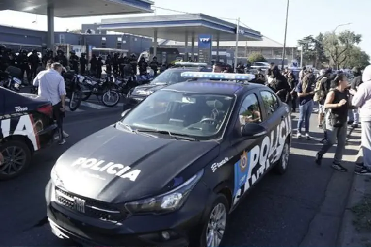 CONTINÚAN LAS PROTESTAS DE POLICÍAS EN SANTA FE Y EL GOBIERNO ANUNCIÓ FUERTES SANCIONES