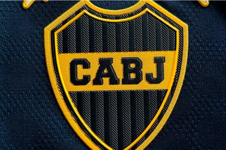Boca cambia su escudo: el nuevo diseño sin estrellas genera debate